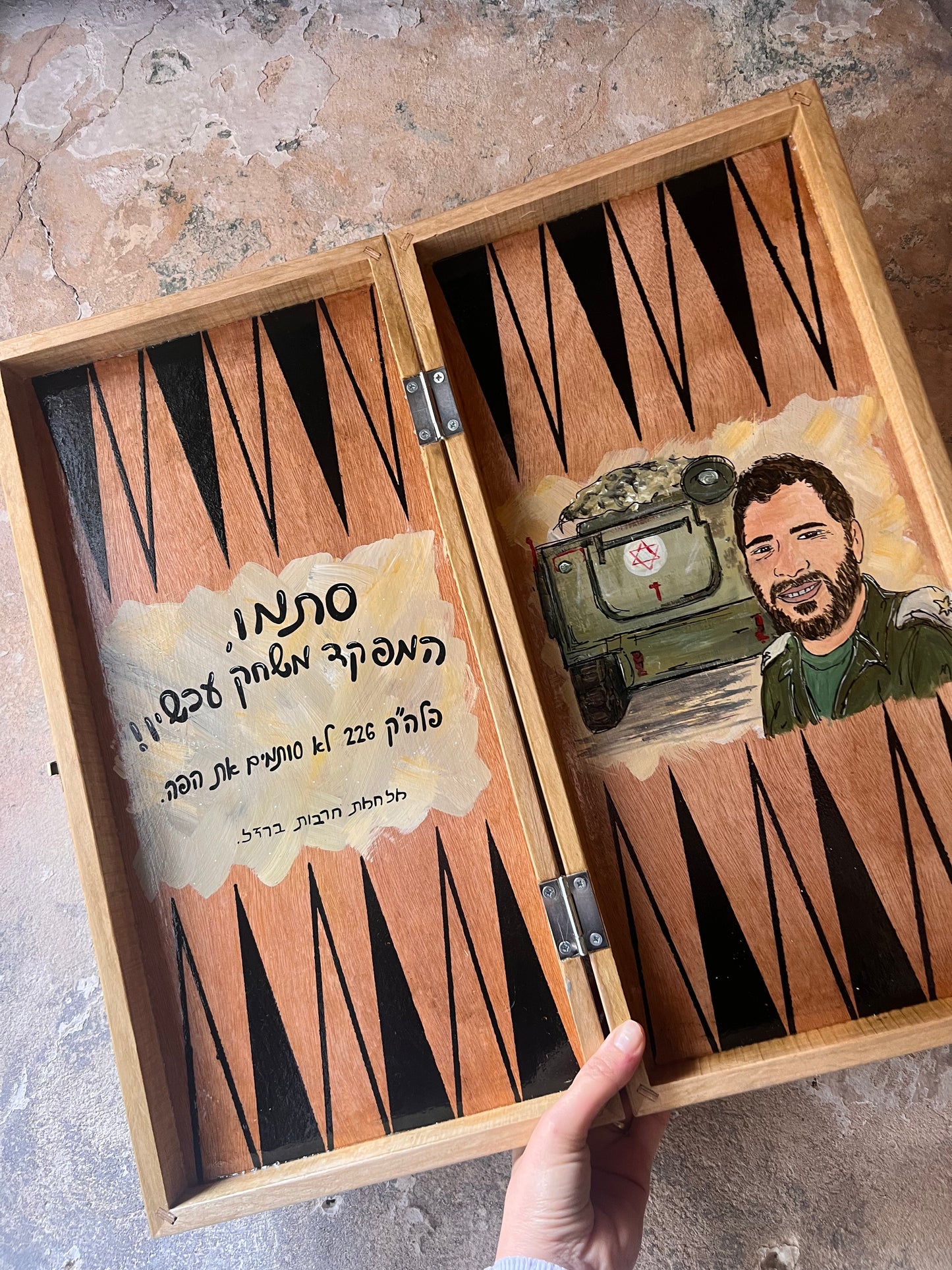 שש בש בעבודת יד בעיצוב אישי של מטקוש עם ציור והקדשה אישית על רקע עץ טבעי