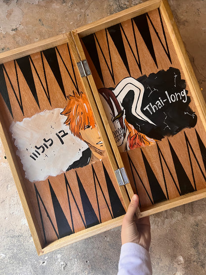 שש בש בעבודת יד בעיצוב אישי של מטקוש עם ציור והקדשה אישית על רקע עץ טבעי