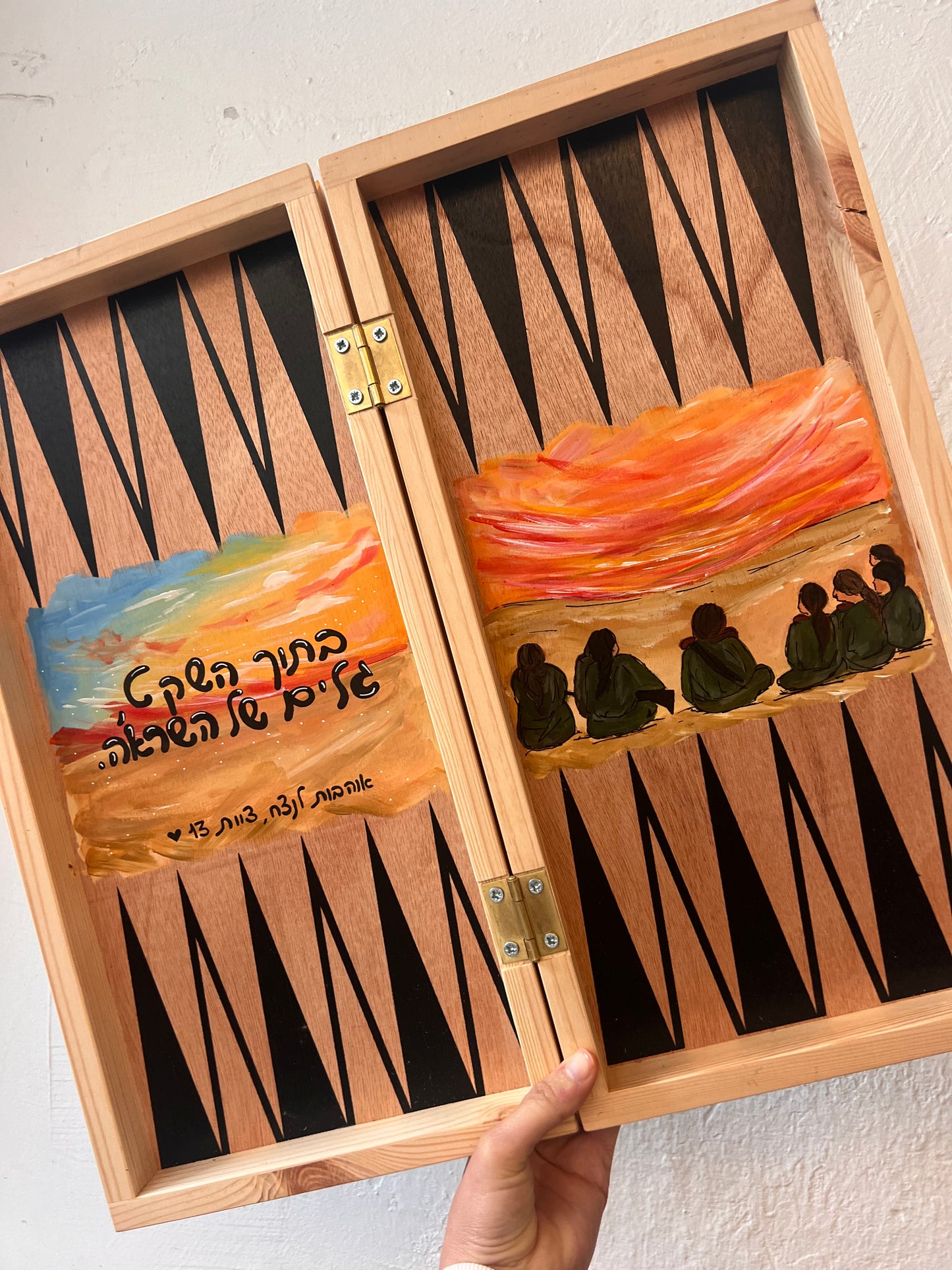 שש בש בעבודת יד בעיצוב אישי של מטקוש עם ציור והקדשה אישית על רקע עץ טבעי