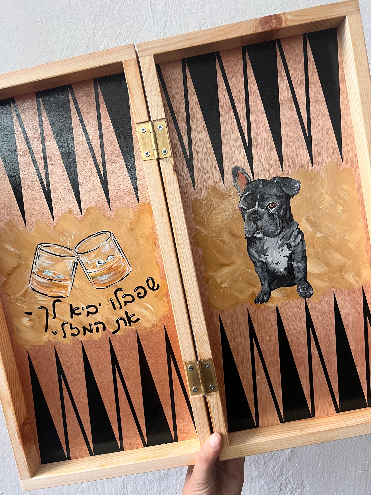 שש בש בעבודת יד בעיצוב אישי של מטקוש עם ציור והקדשה אישית על רקע עץ טבעי