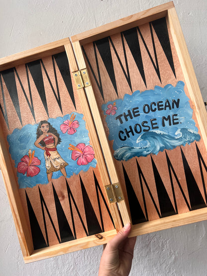 שש בש בעבודת יד בעיצוב אישי של מטקוש עם ציור והקדשה אישית על רקע עץ טבעי