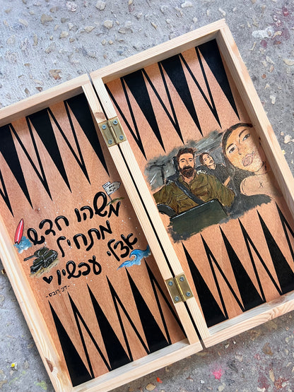 שש בש בעבודת יד בעיצוב אישי של מטקוש עם ציור והקדשה אישית על רקע עץ טבעי