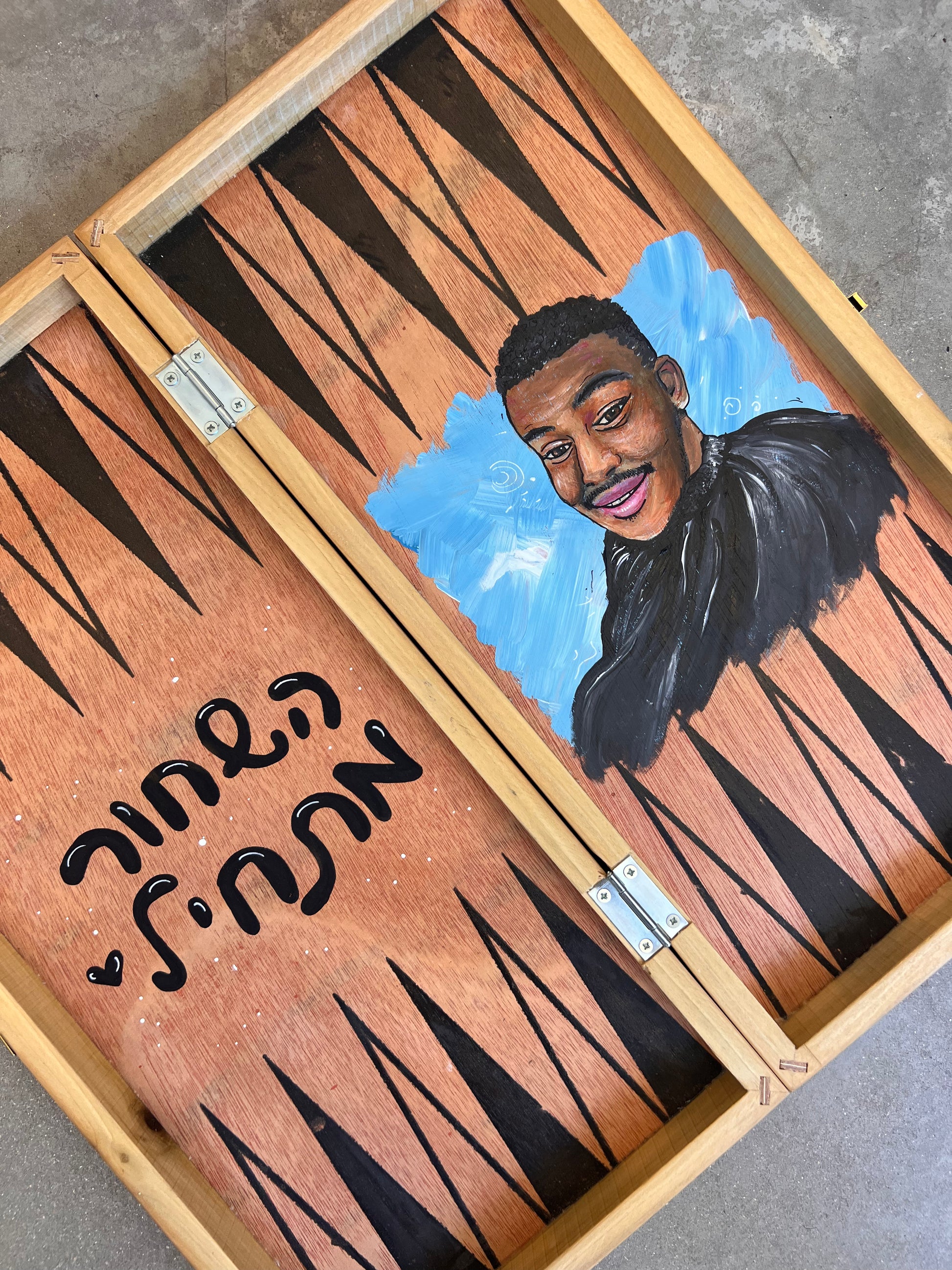 שש בש בעבודת יד בעיצוב אישי של מטקוש עם ציור והקדשה אישית על רקע עץ טבעי