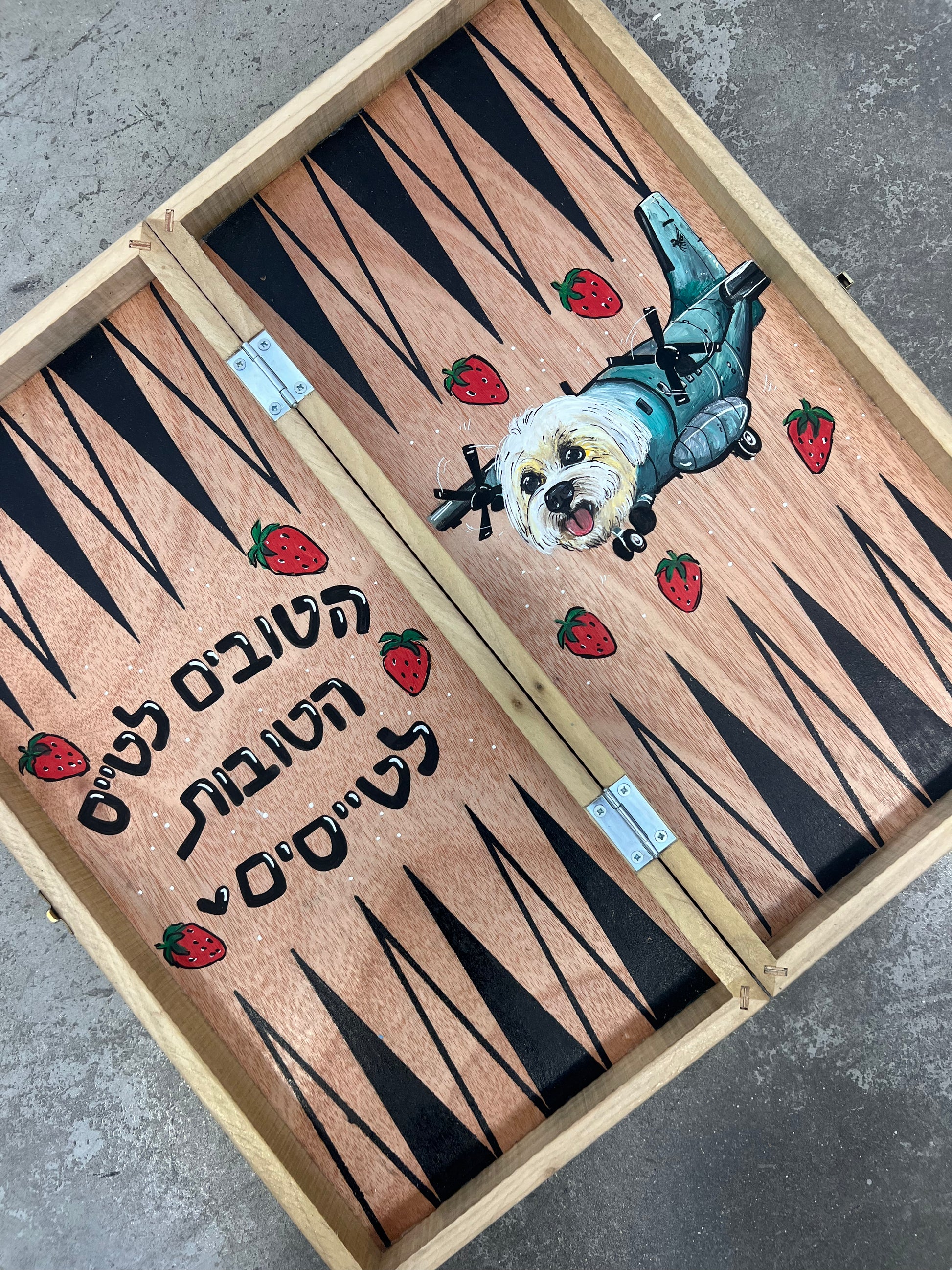 שש בש בעבודת יד בעיצוב אישי של מטקוש עם ציור והקדשה אישית על רקע עץ טבעי