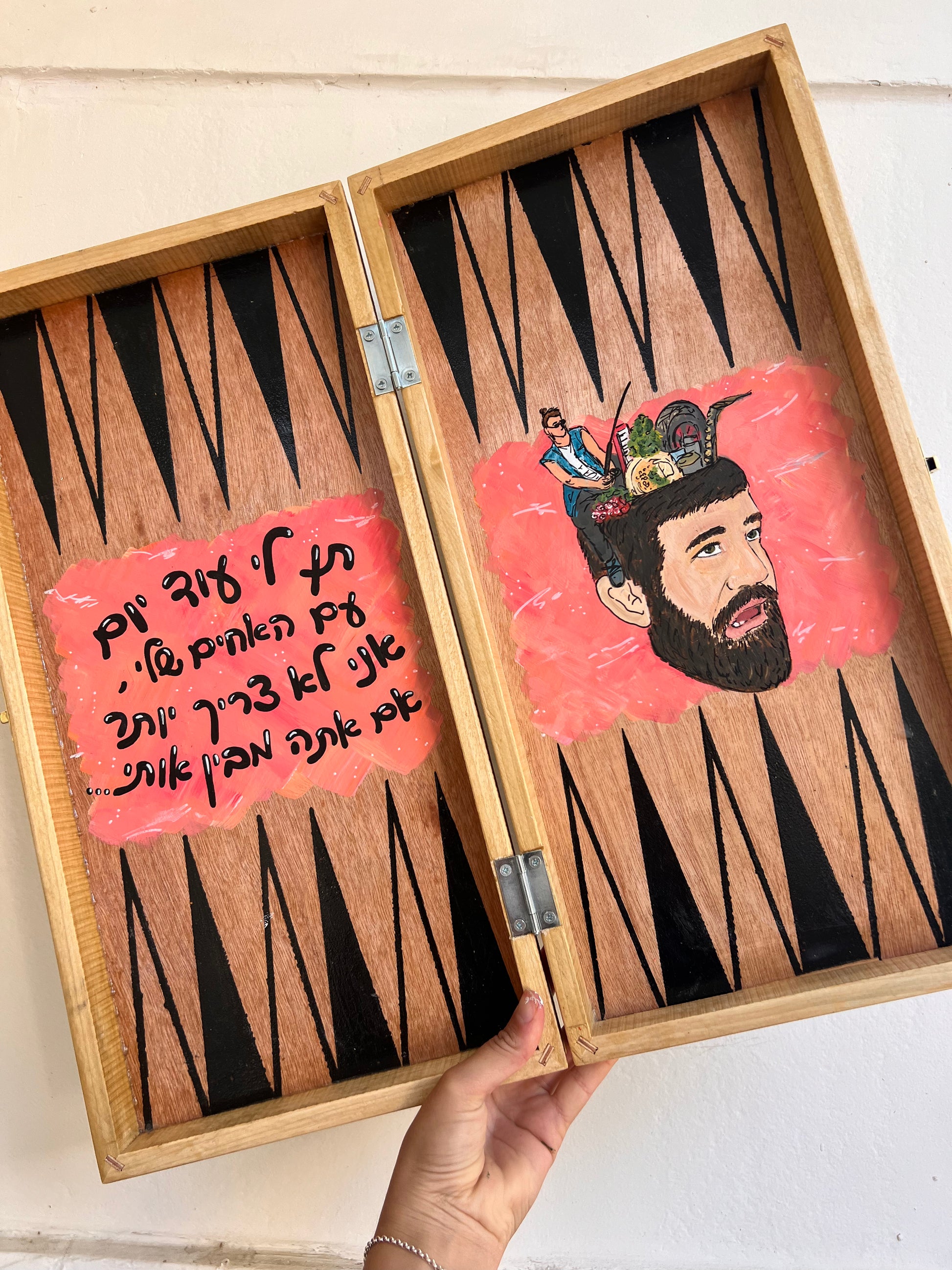 שש בש בעבודת יד בעיצוב אישי של מטקוש עם ציור והקדשה אישית על רקע עץ טבעי