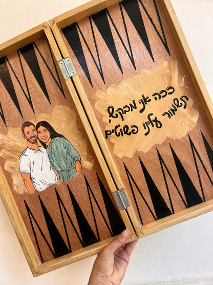 שש בש בעבודת יד בעיצוב אישי של מטקוש עם ציור והקדשה אישית על רקע עץ טבעי