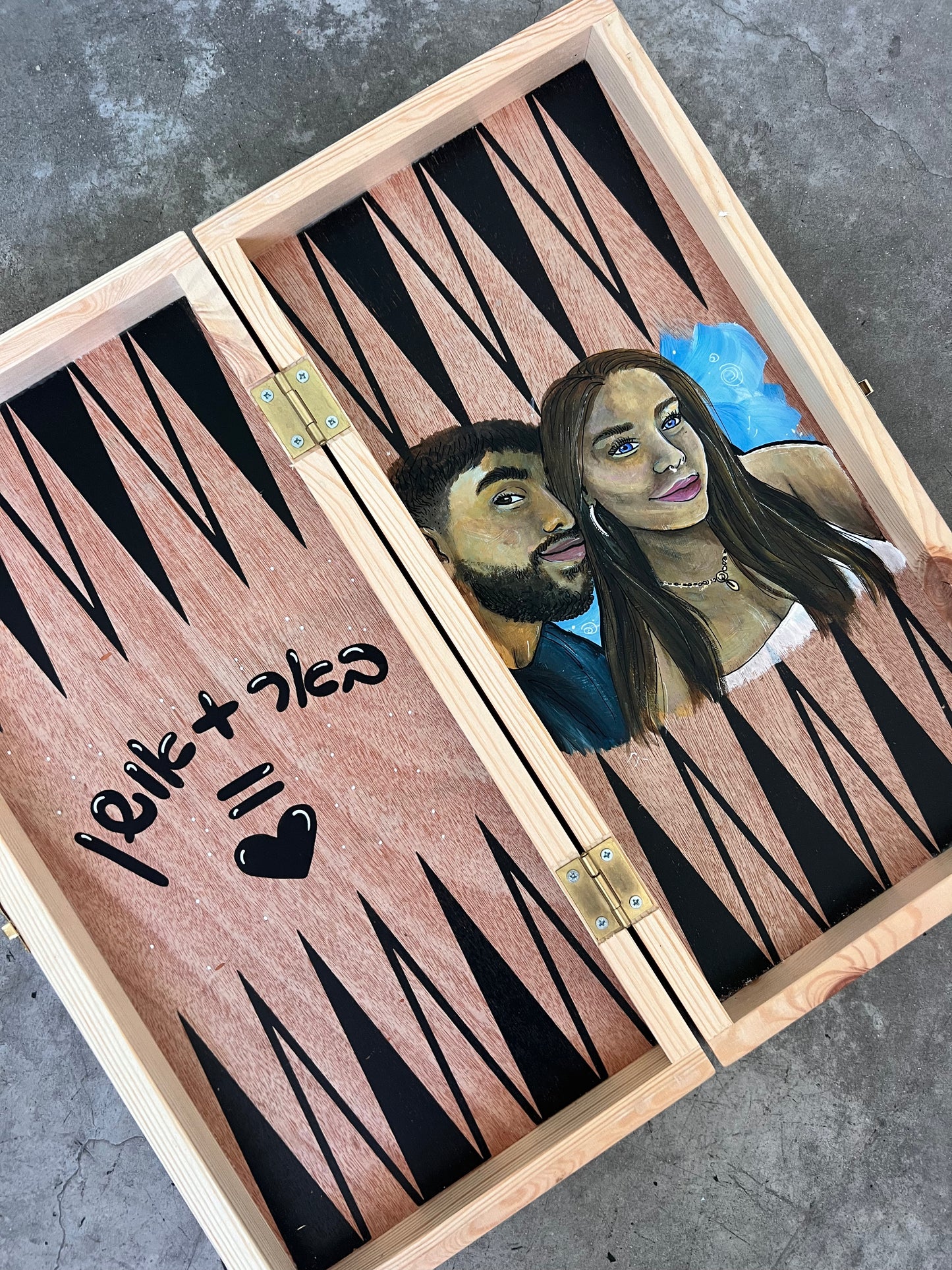 שש בש בעבודת יד בעיצוב אישי של מטקוש עם ציור והקדשה אישית על רקע עץ טבעי