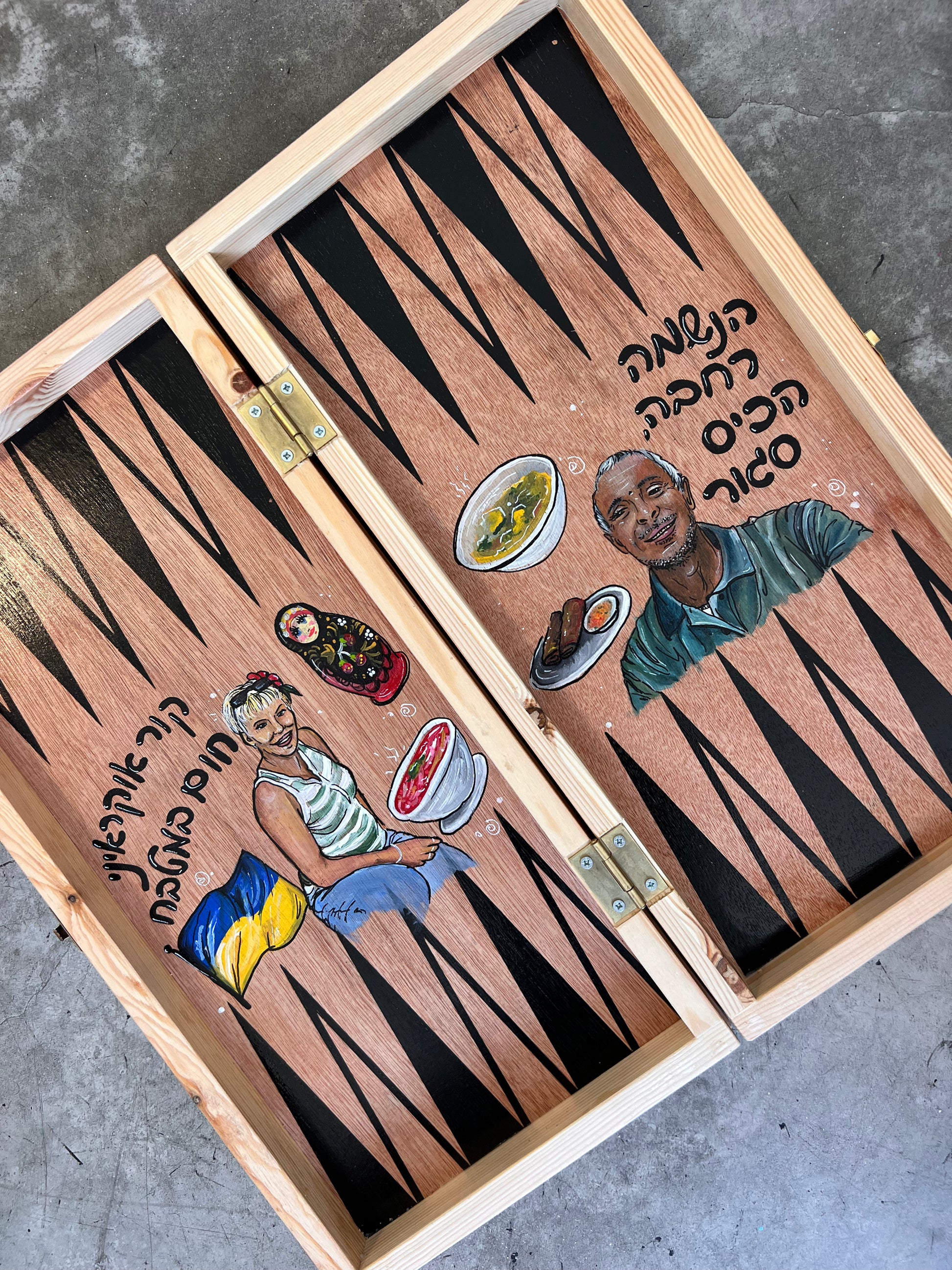 שש בש בעבודת יד בעיצוב אישי של מטקוש עם ציור והקדשה אישית על רקע עץ טבעי