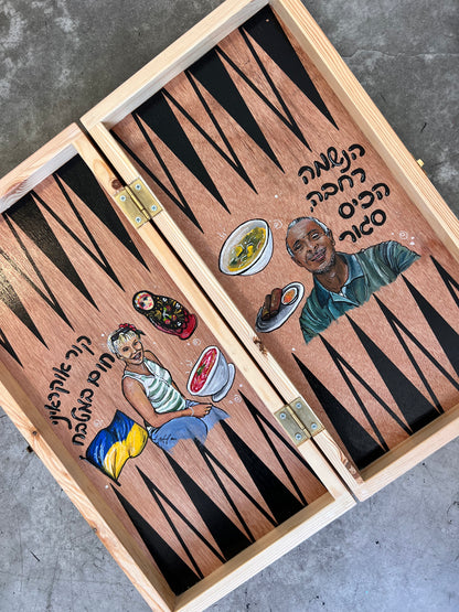 שש בש בעבודת יד בעיצוב אישי של מטקוש עם ציור והקדשה אישית על רקע עץ טבעי