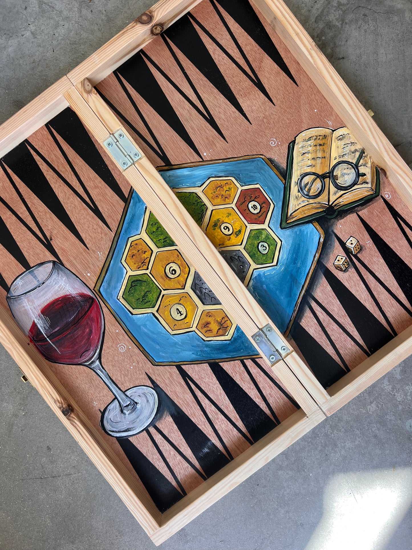 שש בש בעבודת יד בעיצוב אישי של מטקוש עם ציור והקדשה אישית על רקע עץ טבעי