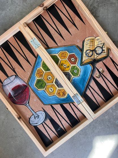 שש בש בעבודת יד בעיצוב אישי של מטקוש עם ציור והקדשה אישית על רקע עץ טבעי