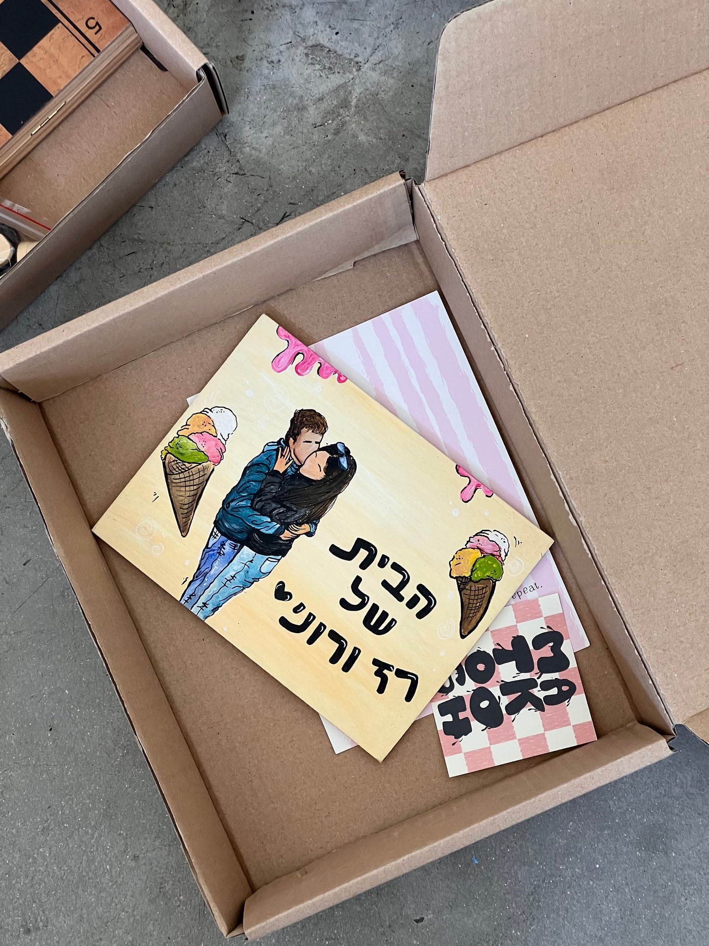 שלט עץ בעבודת יד עם הקדשה אישית – מתנה לבית חדש