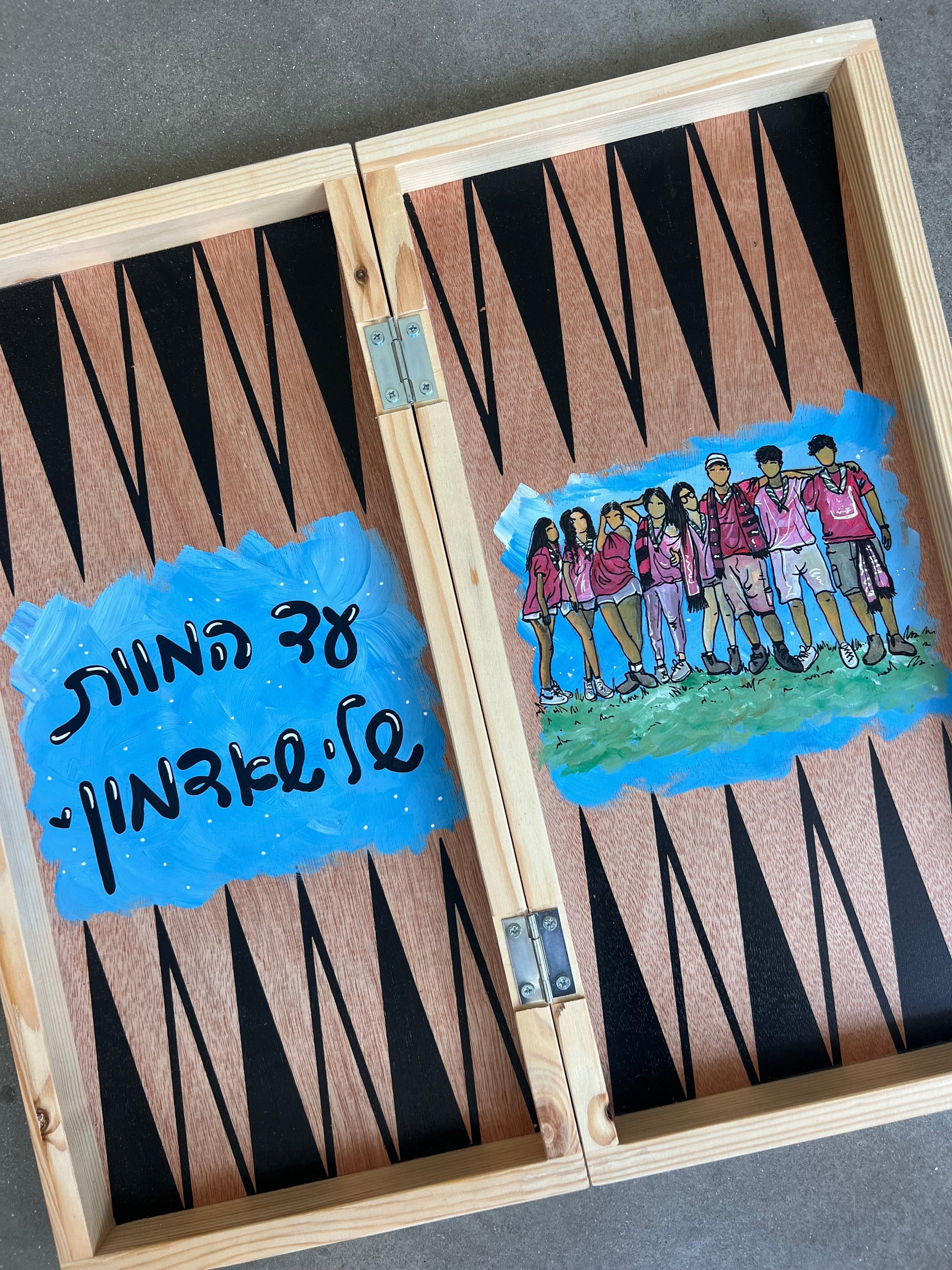 שש בש בעבודת יד בעיצוב אישי עם ציור של קבוצת חברים, רקע עץ טבעי