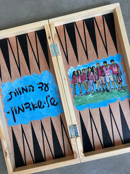 שש בש בעבודת יד בעיצוב אישי עם ציור של קבוצת חברים, רקע עץ טבעי